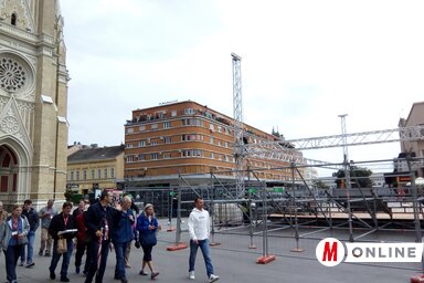A Szabadság téren színpadot építenek, lelátókkal, emiatt is kerítéseket állítottak fel, megközelíthetetlenné téve a tér nagyobb részét (Fotó: Szeli Balázs felvétele)