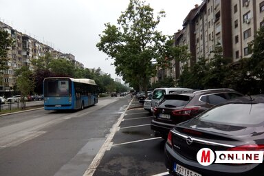 Újabb parkolókat újítottak fel a Felszabadulás sugárúton, a munkálatok összértéke 16 millió dinár (Fotó: Szeli Balázs felvétele)