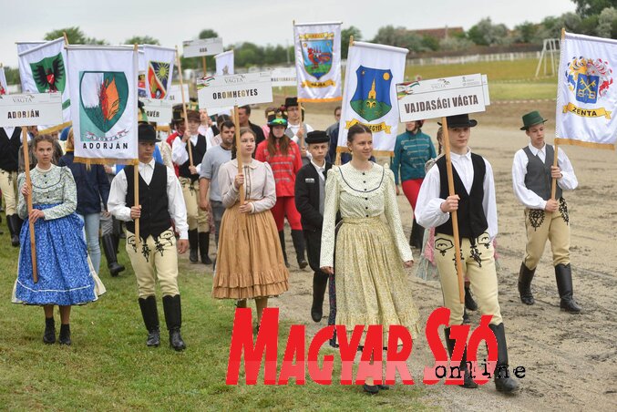 A résztvevők díszes bevonulása (Fotó: Molnár Edvárd) A résztvevők díszes bevonulása (Fotó: Molnár Edvárd)