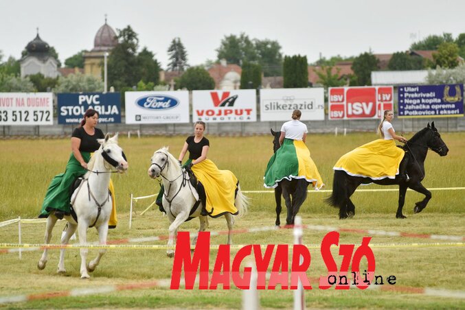 A kishegyesi Endukas lovasai különös színt vittek a pályára (Fotó: Molnár Edvárd)