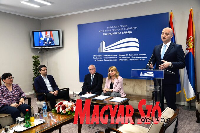 Dr. Nenad Ivanišević: Természetes dolog, hogy valaki anyanyelvén tanulhasson, hogy ugyanezen a nyelven taníthasson és kapjon alkalmassági bizonyítványt e nemes munkafeladat végzéséhez (Fotó: Dávid Csilla) Dr. Nenad Ivanišević: Természetes dolog, hogy valaki anyanyelvén tanulhasson, hogy ugyanezen a nyelven taníthasson és kapjon alkalmassági bizonyítványt e nemes munkafeladat végzéséhez (Fotó: Dávid Csilla)