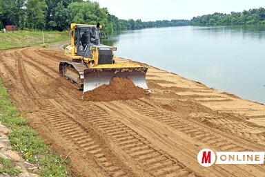 Friss homok a hídnál, hamarosan a napernyők is megérkeznek (Gergely Árpád felvétele)