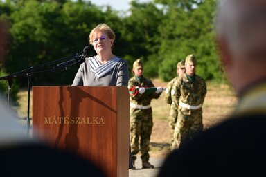 M�t�szalka, 2022. j�nius 2.
Szili Katalin minisztereln�ki megb�zott besz�det mond a nemzeti �sszetartoz�s napja alkalm�b�l tartott orsz�gz�szl�-avat�son M�t�szalk�n, a Kegyeleti parkban, a v�ros legmagasabb pontj�n 2022. j�nius 2-�n.
MTI/Bal�zs Attila