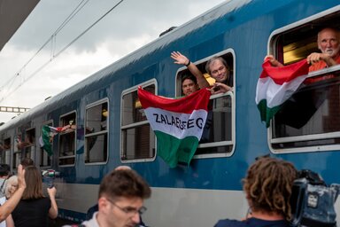 Kolozsv�r, 2022. j�nius 2.
A cs�ksomly�i b�cs�ba tart� Boldogasszony zar�ndokvonat utasai a kolozsv�ri vas�t�llom�son 2022. j�nius 2-�n.
MTI/Kiss G�bor