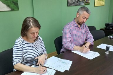 Krisztián Irén és Lakatos János aláírják a támogatási szerződést