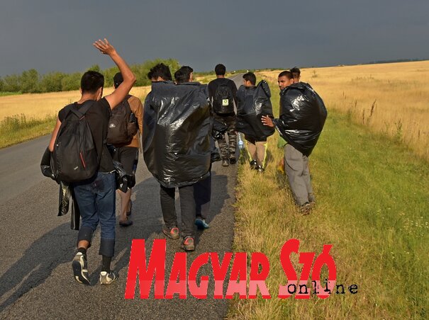 Özönlenek a migránsok a hármas határ felé