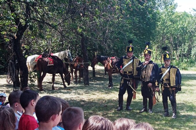 Bot László, Erdélyi Gábor és Rácz Miklós „huszárközlegények” derekasan tűrték vastag viseletük alatt a kora nyári hőséget (Fotó: Kazinczy Paszterkó Diana)