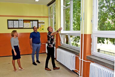 Az igazgató büszkén mutatja az új ablakokat (Fotó: Gergely Árpád)