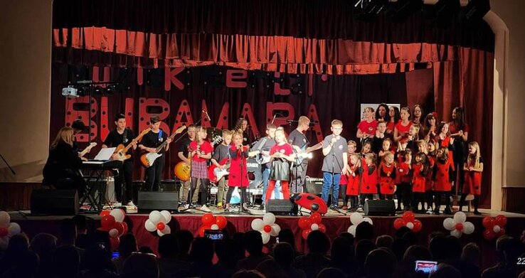 Az óbecsei Katicabogár Zenei Központ tagjai az idei tavaszi koncertjükön