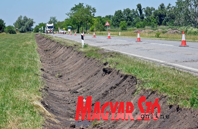 A szikkasztóárkok feladata a közlekedésbiztonság fenntartása és az utak állapotának megőrzése (Fotó: Gergely Árpád) A szikkasztóárkok feladata a közlekedésbiztonság fenntartása és az utak állapotának megőrzése (Fotó: Gergely Árpád)