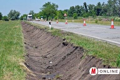 A szikkasztóárkok feladata a közlekedésbiztonság fenntartása és az utak állapotának megőrzése (Fotó: Gergely Árpád)