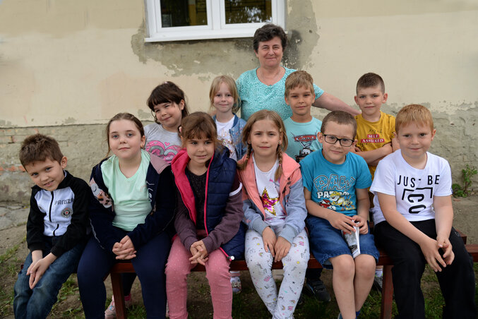 Az első osztály tanulói Szarvák Gabriella tanítónővel (Fotó: Dávid Csilla) Az első osztály tanulói Szarvák Gabriella tanítónővel (Fotó: Dávid Csilla)