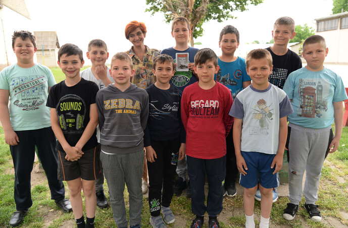 A harmadikosok - a ,,csupafiú” osztály, és Horváth Csilla tanítónő (Fotó: Dávid Csilla) A harmadikosok - a ,,csupafiú” osztály, és Horváth Csilla tanítónő (Fotó: Dávid Csilla)