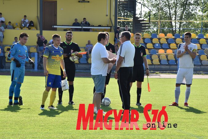 Tóth László néhány éve tevékenykedik Özvegy József mellett, ő adta át neki a jelképes ajándékot (Gulyás Réka felvétele) Tóth László néhány éve tevékenykedik Özvegy József mellett, ő adta át neki a jelképes ajándékot (Gulyás Réka felvétele)