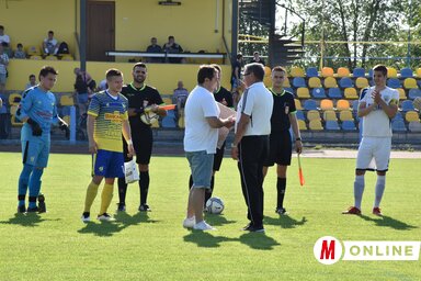 Tóth László néhány éve tevékenykedik Özvegy József mellett, ő adta át neki a jelképes ajándékot (Gulyás Réka felvétele)