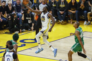 Időnként a védőspecialista Draymond Green is könnyedén jutott el a Celtics gyűrűjéig (Fotó: Beta/AP)