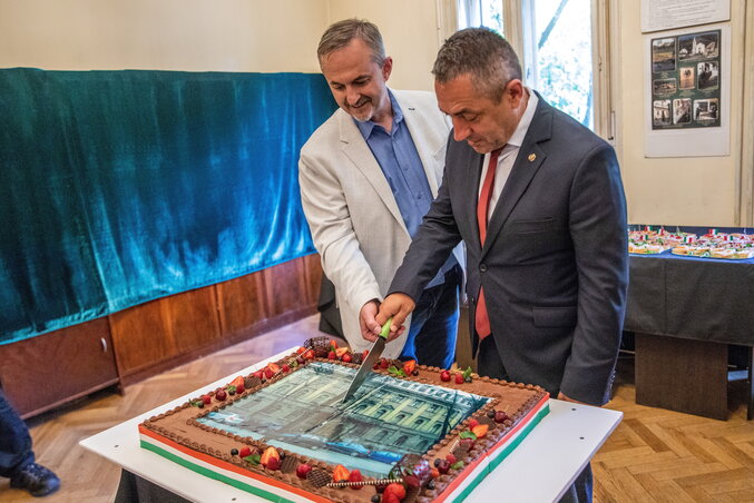 Tamás Péter és Potápi Árpád János megszegik a tortát (Fotó: MTI) Tamás Péter és Potápi Árpád János megszegik a tortát (Fotó: MTI)