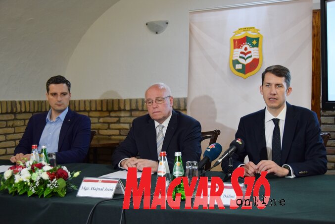 Lulić Emil, mgr. Hajnal Jenő és dr. Pásztor Bálint (Molnár Edvárd felvétele) Lulić Emil, mgr. Hajnal Jenő és dr. Pásztor Bálint (Molnár Edvárd felvétele)