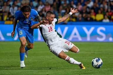 Cesena, 2022. j�nius 7.
Nagy Zsolt (j) �s az olasz Davide Calabria a labdar�g� Nemzetek Lig�ja 2. fordul�j�ban j�tszott Olaszorsz�g - Magyarorsz�g m�rk�z�sen az olaszorsz�gi Cesen�ban, a Dino Manuzzi Stadionban 2022. j�nius 7-�n.
MTI/Illy�s Tibor
