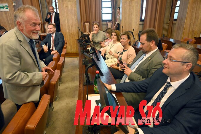 Csikós László egyeztet a VMSZ-frakció tagjaival az ülés előtt (Ótos András felvétele) Csikós László egyeztet a VMSZ-frakció tagjaival az ülés előtt (Ótos András felvétele)