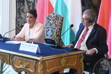 Pr�ga, 2022. j�nius 7.
Nov�k Katalin k�zt�rsas�gi eln�k �s Milos Zeman cseh eln�k sajt�t�j�koztat�t tart a pr�gai v�rban 2022. j�nius 7-�n.
MTI/Bruz�k No�mi