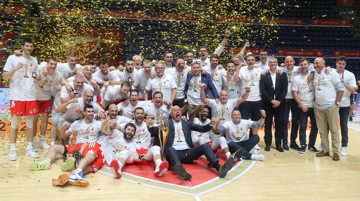 Ünnepel a Crvena zvezda csapata – valamikor éjfél táján… (Fotó: Beta) Ünnepel a Crvena zvezda csapata – valamikor éjfél táján… (Fotó: Beta)
