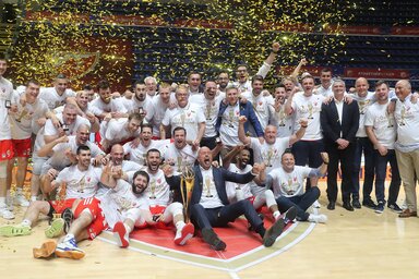 Ünnepel a Crvena zvezda csapata – valamikor éjfél táján… (Fotó: Beta)