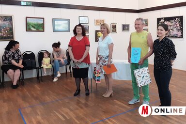 Bábi Tomović Irena a díjazott Bábi Anikóval és Juhász Sándorral, valamint a munkákat értékelő Bolyos Szenti Lillával (Kazinczy Paszterkó Diana felvétele)