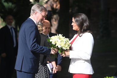 Pr�ga, 2022. j�nius 8.
Petr Fiala cseh korm�nyf� vir�gcsokrot ad Nov�k Katalin k�zt�rsas�gi eln�knek Pr�g�ban, a minisztereln�ki rezidenci�n 2022. j�nius 8-�n.
MTI/Bruz�k No�mi