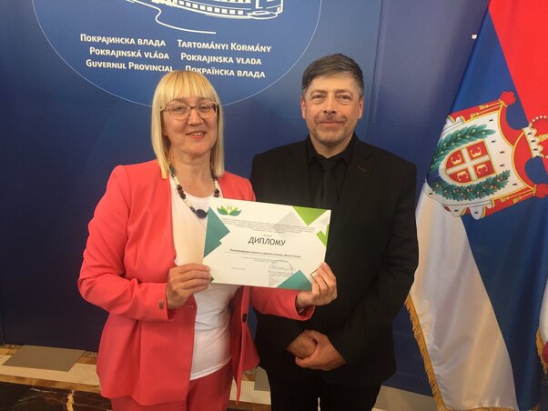 Mirjana Ivanović tanárnő és dr. Horváth Zsolt iskolaigazgató az elismeréssel Mirjana Ivanović tanárnő és dr. Horváth Zsolt iskolaigazgató az elismeréssel