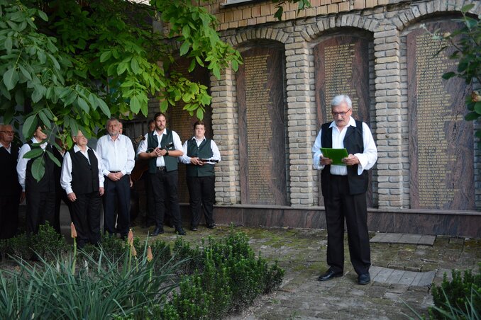 Balogh Sándor alkalmi szavalata az első világháborús emlékmű előtt (Fotó: Paraczky László) Balogh Sándor alkalmi szavalata az első világháborús emlékmű előtt (Fotó: Paraczky László)