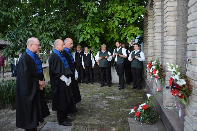 A Történelmi Vitézi Rend képviselői elhelyezték a kegyelet virágait (Fotó: Paraczky László)