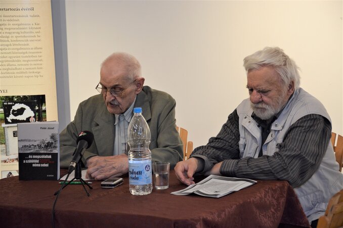 A könyv szerzője, Pintér József (balról) és Csorba Béla (jobbról) moderátor (Fotó: Paraczky László)