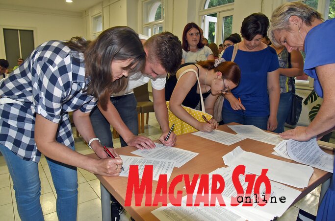 48 középiskolás diák írta alá az egyszeri anyagi támogatásról szóló szerződést (Fotó: Gergely Árpád)