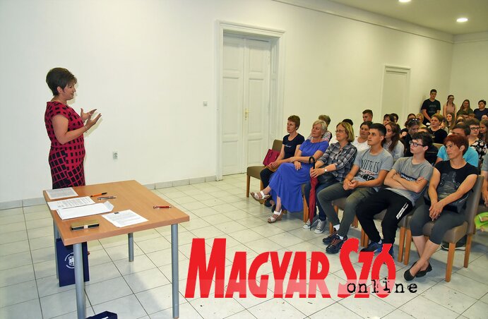 Jerasz Anikó ismertette az MNT ösztöndíj programját a középiskolásoknak (Fotó: Gergely Árpád) Jerasz Anikó ismertette az MNT ösztöndíj programját a középiskolásoknak (Fotó: Gergely Árpád)