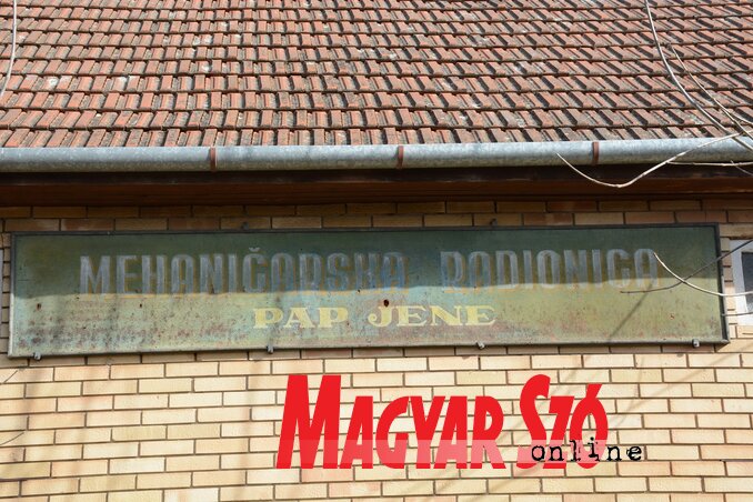 Papp Jenő ma is látható egykori cégtábláját az utódok családi ereklyeként őrzik (Fotó: Paraczky László)