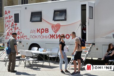 Újvidéken az önkéntes véradásnak nagy hagyománya van, sokan vállalkoznak erre. A mobil rendelő rendszeresen járja a várost (Fotó: Ótos András felvétele)