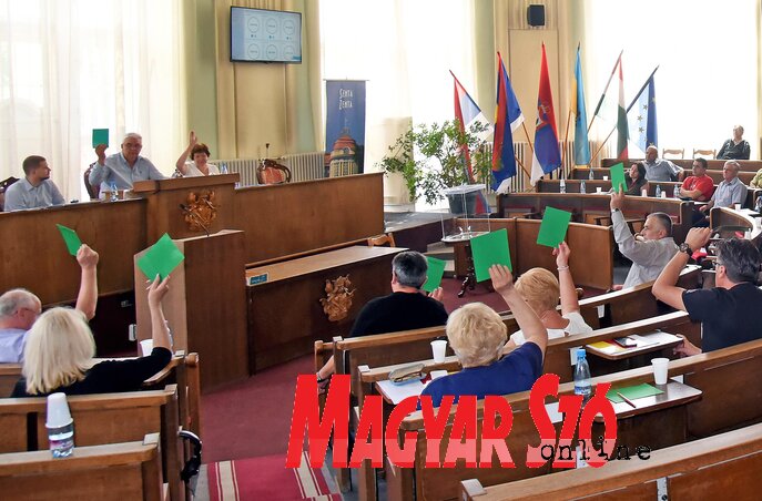 Megszavazták a zentai kis zsinagóga melletti ingatlan megvásárlásáról szóló rendeletet (Fotó: Gergely Árpád) Megszavazták a zentai kis zsinagóga melletti ingatlan megvásárlásáról szóló rendeletet (Fotó: Gergely Árpád)