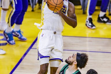 Egy látványos Wiggins-zsákolás: az erőcsatár a gyűrű közeléből életveszélyes volt (Fotó: Beta/AP)
