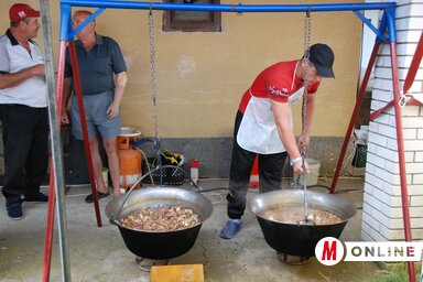 Hatalmas bográcsokban főtt a birkapaprikás (Fotó: Horváth Attila)