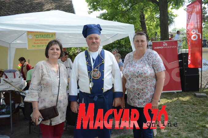 A Citadella szervezet két tagja, Mikustyák Éva (balról), Kovács Bicskei Leona (jobbról) és Nagypál Nándor, a zsűri elnöke (középen) (Fotó: Paraczky László) A Citadella szervezet két tagja, Mikustyák Éva (balról), Kovács Bicskei Leona (jobbról) és Nagypál Nándor, a zsűri elnöke (középen) (Fotó: Paraczky László)
