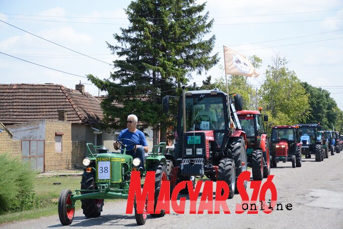 Csaknem 70 traktor dübörgött Szenttamás utcáin (Fotó: Paraczky László)