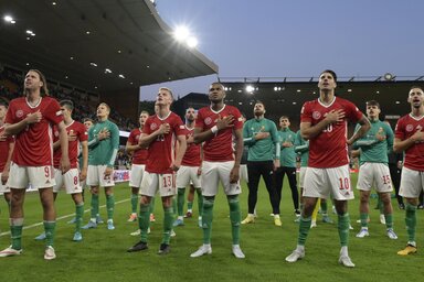 A fiúk a Himnuszt éneklik a Wolverhamptonba kiutazott magyar közönséggel (Fotó: MTI)