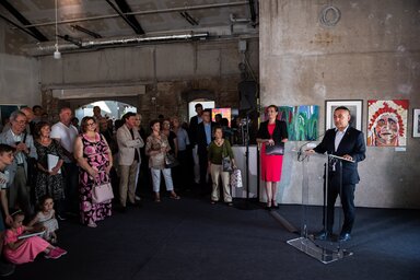 Budapest, 2022. j�nius 15.
Pot�pi �rp�d J�nos, a Minisztereln�ks�g nemzetpolitikai �llamtitk�ra besz�det mond a diaszp�ra magyar k�pz�m�v�szeinek alkot�saib�l v�logat�, Magyar | M�v�sz | Vil�g c�m� t�rlat megnyit�j�n, mellette Csibi Krisztina, a Magyars�