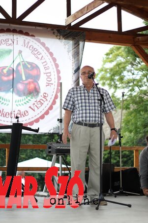 Bojtos Béla tanácselnök köszönti a meggynapok vendégeit (Fotó: Lakatos János)