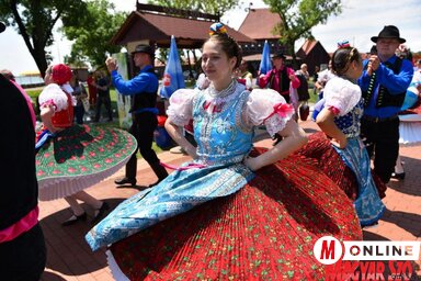 A kupuszinaiak hagyományőrző néptánccsoportja a településre jellemző táncokkal készült a rendezvényre. A lányok ruhái a legdíszesebbeknek bizonyultak a népviseletek között (Fotó: Molnár Edvárd)