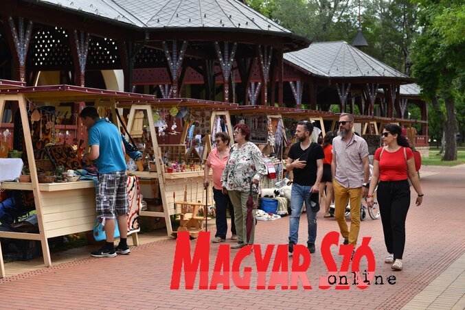 Színesebbnél színesebb kirakodóvásár fogadta a Palicsra látogatókat (Fotó: Molnár Edvárd)
