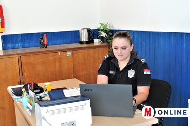 Tandari Szabina fogadja a falubelieket (Fotó: Horváth Zsolt)