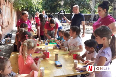 Pénteken délelőtt a gyerekeké volt a főszerep a múzeum udvarában (Fotó: Kazinczy Paszterkó Diana)