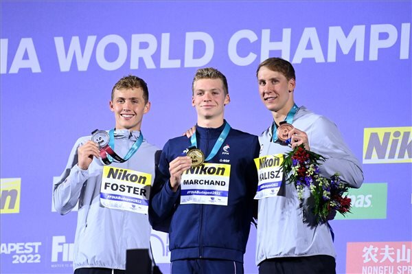 A győztes francia Leon Marchand (k), a második helyezett amerikai Carson Foster (b) és a harmadik helyezett amerikai Chase Kalisz (j) a férfi 400 méteres vegyesúszás eredményhirdetésén (Fotó: MTI) A győztes francia Leon Marchand (k), a második helyezett amerikai Carson Foster (b) és a harmadik helyezett amerikai Chase Kalisz (j) a férfi 400 méteres vegyesúszás eredményhirdetésén (Fotó: MTI)